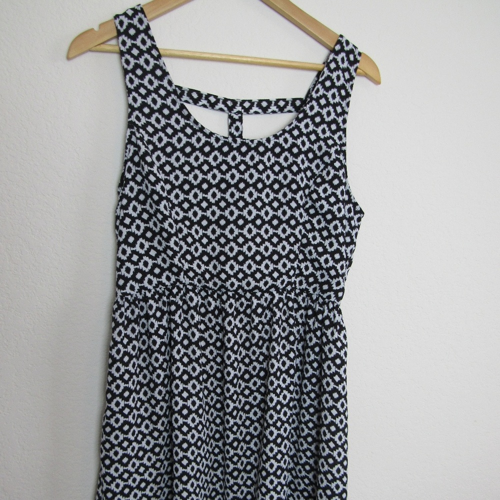 🌵Xhiliration black white pattern dress large.  A